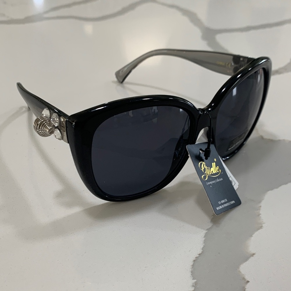 Sunglasses wide frame NWT Redesigned one size 🥰